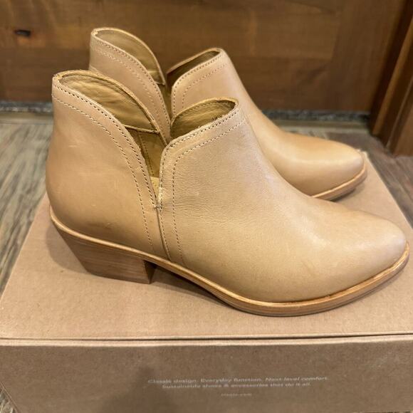 Nisolo Mia Leather Ankle Bootie with block heel 9 Almond - Picture 4 of 9